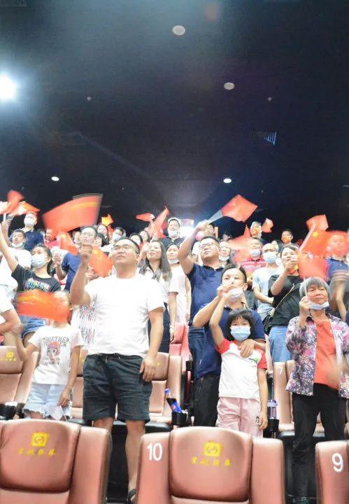 重溫奮斗歲月 踐初心擔(dān)使命｜雅駿瓷磚組織國慶觀影活動
